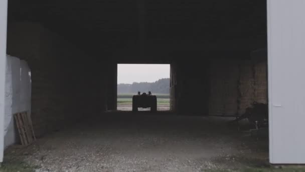 Umělecký Záběr Traktoru Stínu Světle Uvnitř Stodoly — Stock video