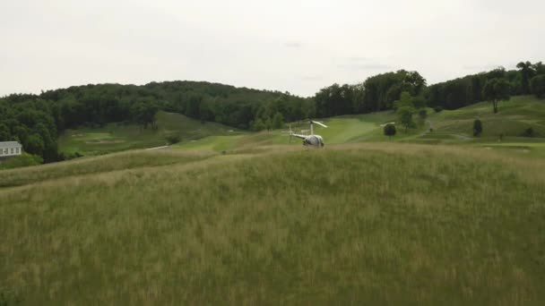 Golf Sahasındaki Helikopterin Hava Görüntüsü — Stok video