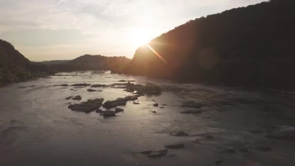 Closer View Rocky Riverbed Placid Waters River Valley — Vídeos de Stock