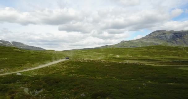 Voiture Noire Dégoulinant Fumée Long Une Route Vide Norvège — Video