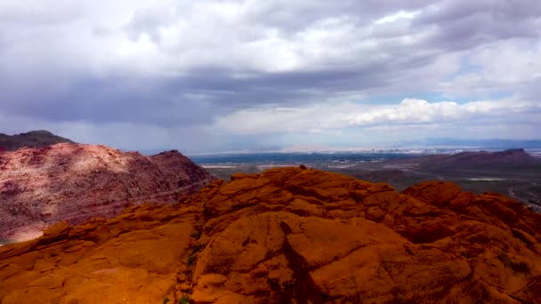 Aerial Drone Shots Pulls Away Top Red Rock Canyon Day — Stok video