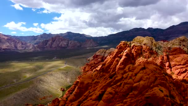 Aerial Drone Shot Flying Red Rock Canyon Mountains Daytime Las — Stok video