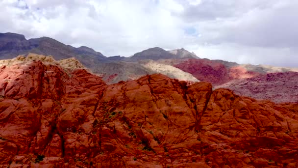 Vliegtuig Drone Schot Stijgt Boven Red Rock Canyon Mountains Tijdens — Stockvideo