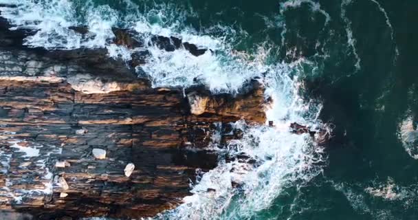 Aerial Shot Waves Hitting Rock Camden Maine Usa Sun Set — Stock video