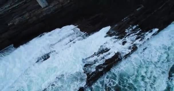 Człowiek Oglądający Fale Uderzył Skalisty Klif Dole Latarni Morskiej Wyspie — Wideo stockowe