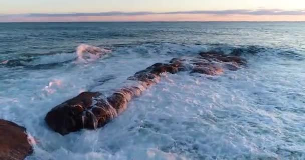 Κύματα Που Συντρίβονται Στα Βράχια — Αρχείο Βίντεο