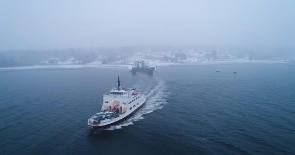 Een Veerboot Langzaam Oppikt Snelheid Voor Cruisen Het Water — Stockvideo