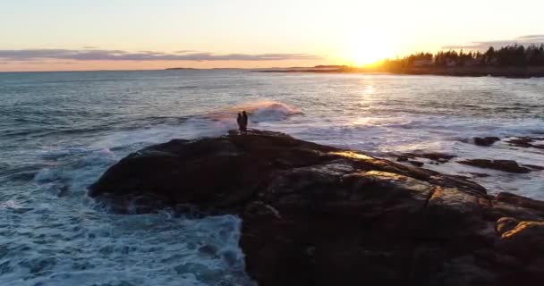 Couple Enjoying Sunset Curtis Island Lighthouse Camden Maine Usa — ストック動画