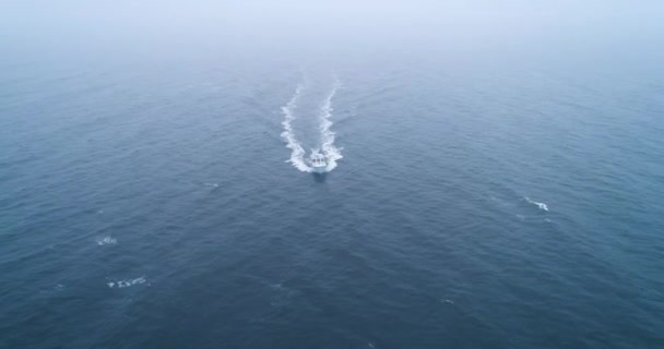 Birds Eye View Boat Speeding Icy Water Maine Usa — Vídeos de Stock