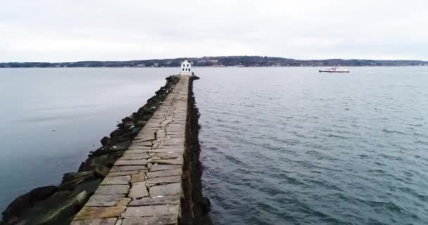 Boat Cruising Rockland Breakwater Lighthouse — Videoclip de stoc