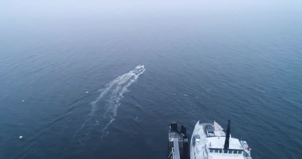 Aerial Shot Speeding Boat Harbor — 图库视频影像
