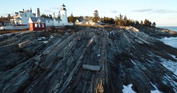 Man Walking Rocks Curtis Island Lighthouse Camden Maine Usa — Vídeo de stock