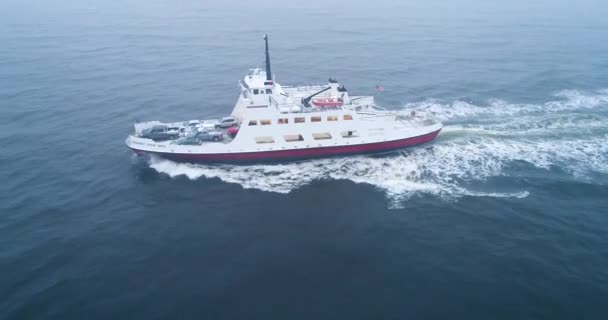 Een Veerboot Met Half Vol Voertuigen Nog Minder Passagiers — Stockvideo