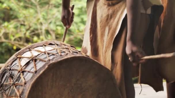 Zulu Tribesman Hitting Drum Traditional Ritual — Stockvideo