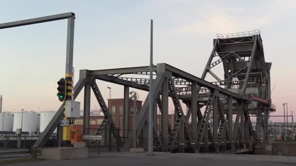 Nyugodt Esti Kilátás Autók Áthaladó Bascule Híd Kikötőben Antwerpen Boudewijnbrug — Stock videók