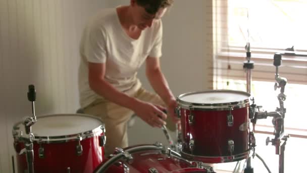 Drummer Preparing His Drum Kit Equipment Practice — Vídeo de Stock