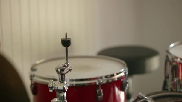 Drummer Placing Ride Cymbal Stand Ready Practice — Vídeo de stock