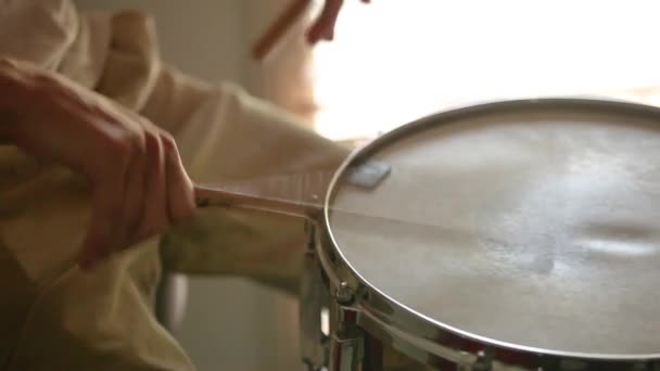 Drummer Close Playing Snare Drum Rudiments Perfecting His Technique — Stock videók