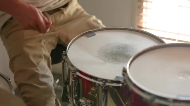 Drummer Παίζει Paradiddle Rudimate Στο Γρήγορο Εμπρός — Αρχείο Βίντεο