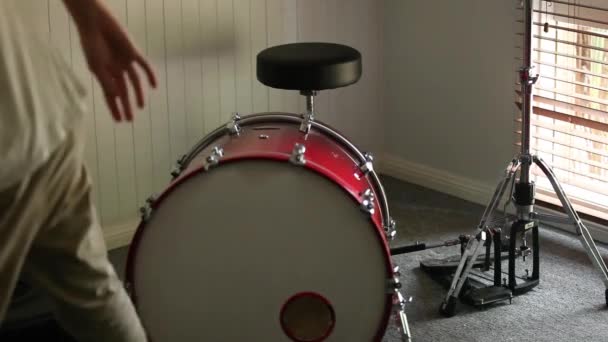 Drummer Walking Drum Kit Picking Cymbal Case — Vídeo de Stock