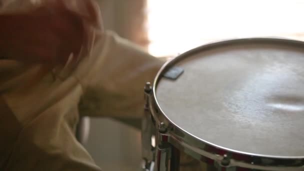 Fast Snare Drum Rudiments Being Played Slow Vertical Camera Pan — Vídeo de Stock