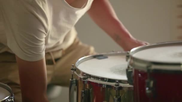Drummer Tuning Snare Drum Best Sound Possible Practice Begins — Stockvideo