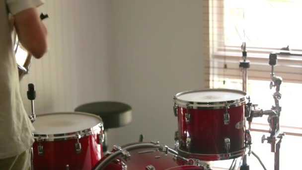 Drummer Preparing His Drum Kit Practice — Stockvideo