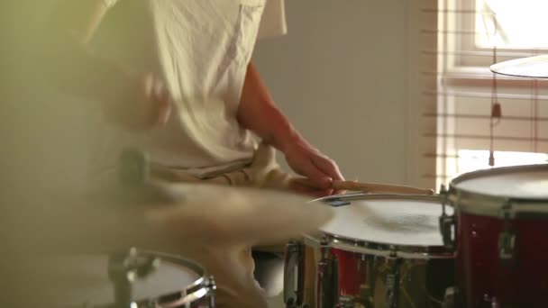 Drummer Practicing Rudiments Drum Kit Foreground Diffusion Soft Natural Light — Vídeo de Stock