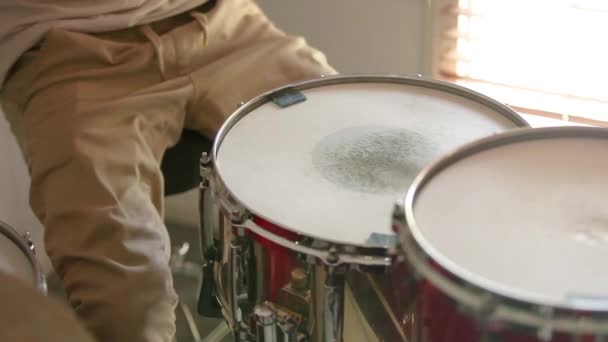 Drummer Playing Paradiddle Rudiment Slow Vertical Pan — Stok video