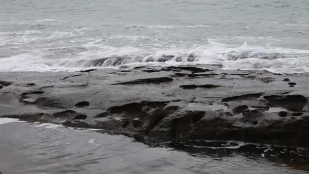 Ocean Waves Crashing Seaside Rocks Harsh Manner — Stock Video
