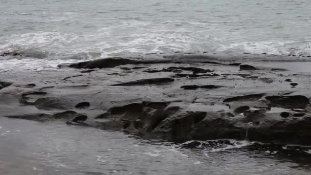 Onde Oceaniche Che Infrangono Brutalmente Sulle Rocce Marine — Video Stock