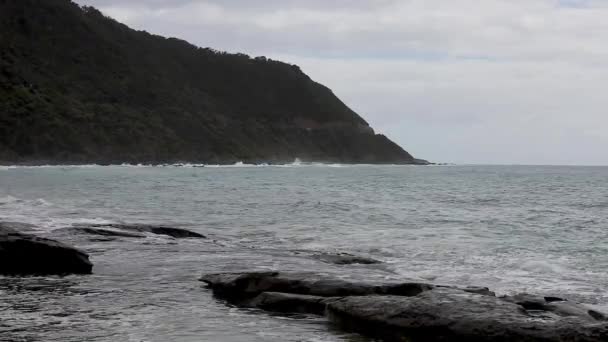 Great Ocean Road Overcast Sea Landscape Waves Rolling Crashing Rocks — Vídeo de Stock