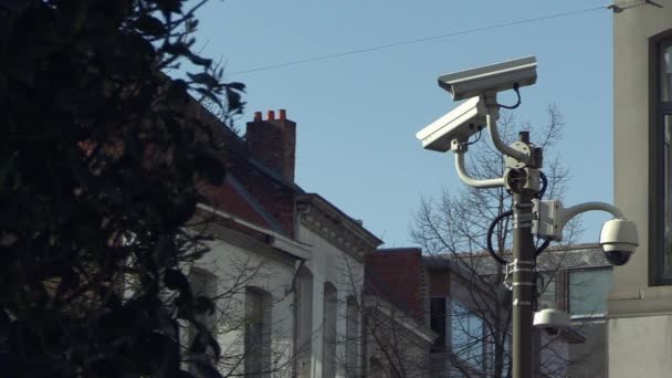 Security Cameras Surveil Every Corner Surrounding Streets — Vídeo de stock