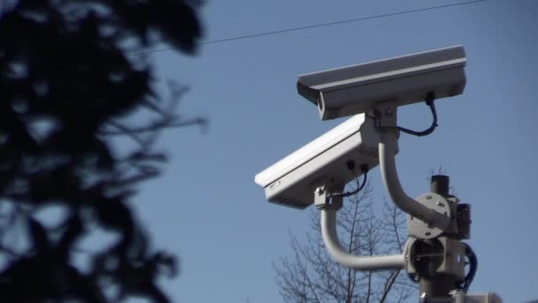 Perto Uma Câmera Vigilância Contra Céu Azul Observando Cada Movimento — Vídeo de Stock