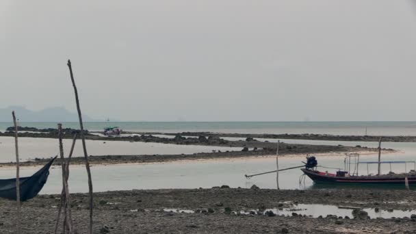 Small Thai Tourist Boat Enters Small Rocky Fairway Low Tide — Stock video