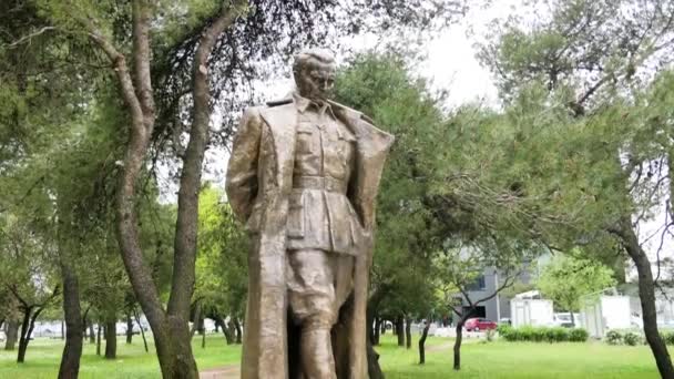 Statue Yugoslav Leader Josip Broz Tito Podgorica Montenegro — Stock video