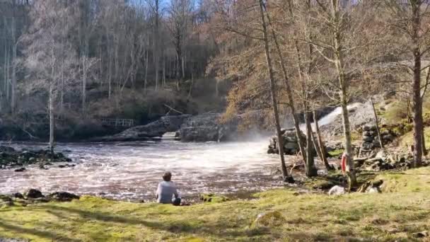 Άνθρωπος Απολαμβάνει Τοπίο Στην Όχθη Του Ποταμού Munkedal Σουηδία — Αρχείο Βίντεο