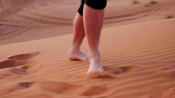 Κοντινό Πλάνο Της Γυναίκας Πόδια Μέχρι Την Άμμο Της Ερήμου — Αρχείο Βίντεο