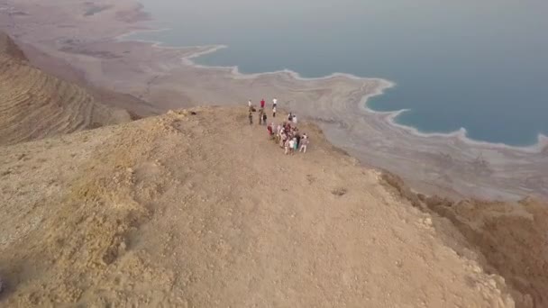 Tourist Standing Edge Cliff View Dead Sea Middle East — Vídeo de stock
