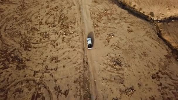 White Pickup Truck Traveling Desert — Wideo stockowe