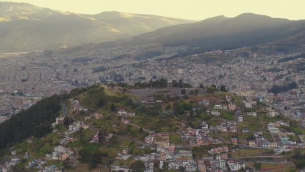 Panecillo Downtown Quito City Travelling Aerial View Ecuador — Vídeo de Stock