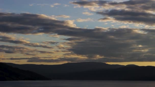 Ηλιοβασίλεμα Σύννεφο Ουρανό Time Lapse Πάνω Από Ατελείωτες Βουνά Και — Αρχείο Βίντεο