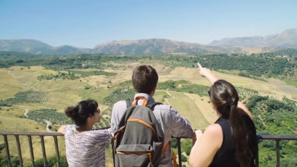 Tourist Friends Balcony Vista Point Out Serrania Ronda Landscape Spain – stockvideo