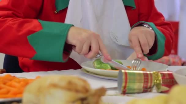 Babbo Natale Elfo Mangiare Cena Natale Tavolo Pieno Cibo Tra — Video Stock