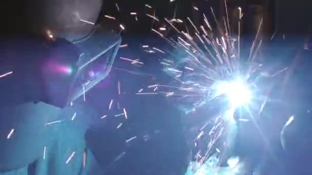 Man Welding Steel Slow Motion — ストック動画