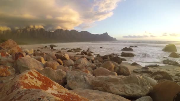 Short Time Lapse Waves Crashing Rocky Beach While Photographer Taking — Stok video