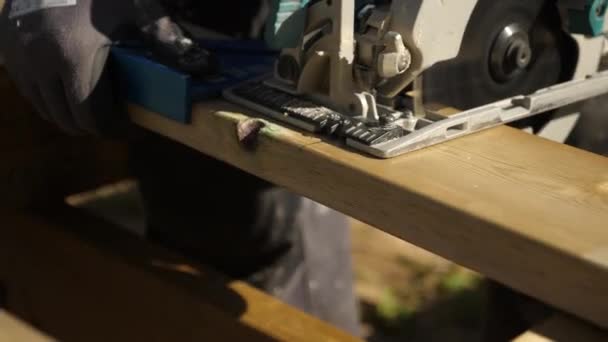 Static Shot Carpenter Using Circular Saw Cut Deck Board — Vídeos de Stock