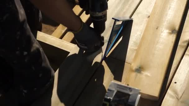 Static Shot Carpenter Working Adjusting Screwing Deck Boards Terrace Sunny — Stock videók