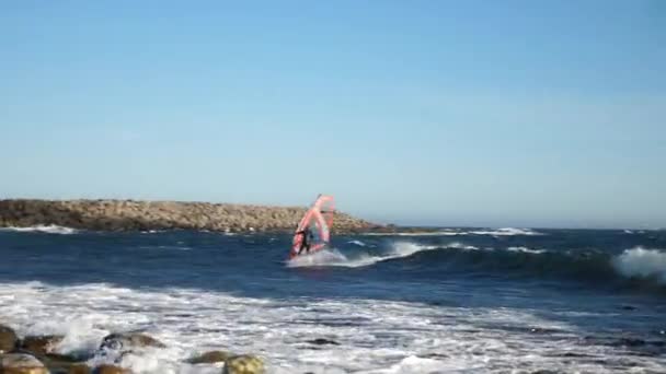 Pan Shot Norwegian Windsurfer Surfing Wave Kicks Out Falls Recovers — Stok video