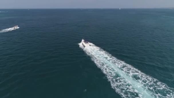 Aerial Pan Speed Boats Travelling Beautiful Blue Sea Porec Croatia — ストック動画